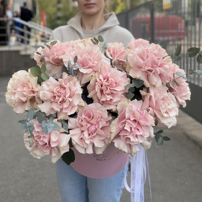 15 пышных розовых роз Пинк Мондиаль с эвкалиптом в коробке