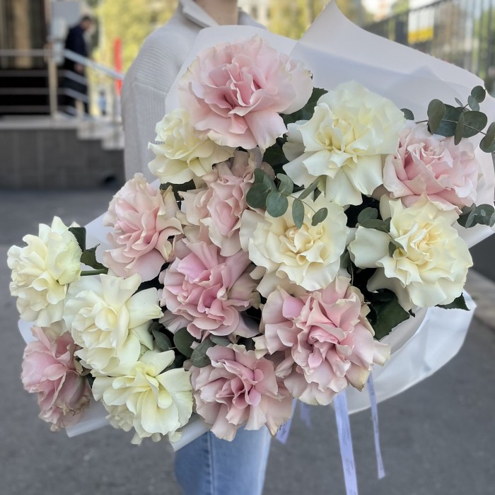 15 пышных розовых и белых роз Мондиаль