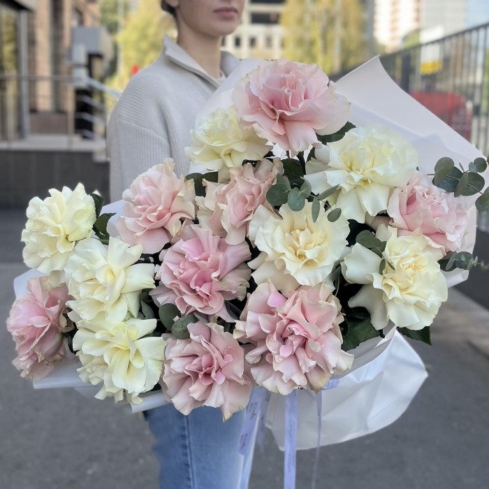 15 пышных розовых и белых роз Мондиаль