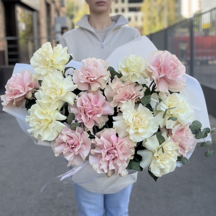 15 пышных розовых и белых роз Мондиаль