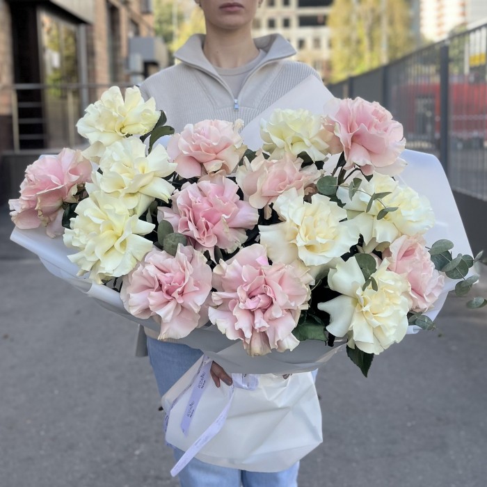 15 пышных розовых и белых роз Мондиаль