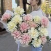 15 пышных розовых и белых роз Мондиаль