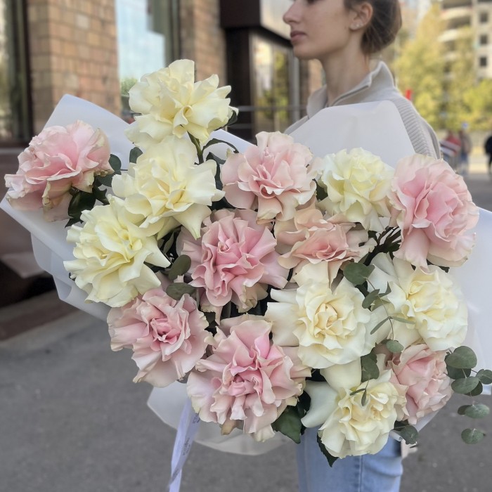 15 пышных розовых и белых роз Мондиаль