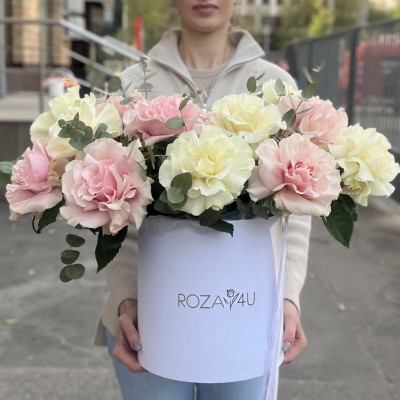 15 пышных розовых и белых роз Мондиаль с эвкалиптом в коробке