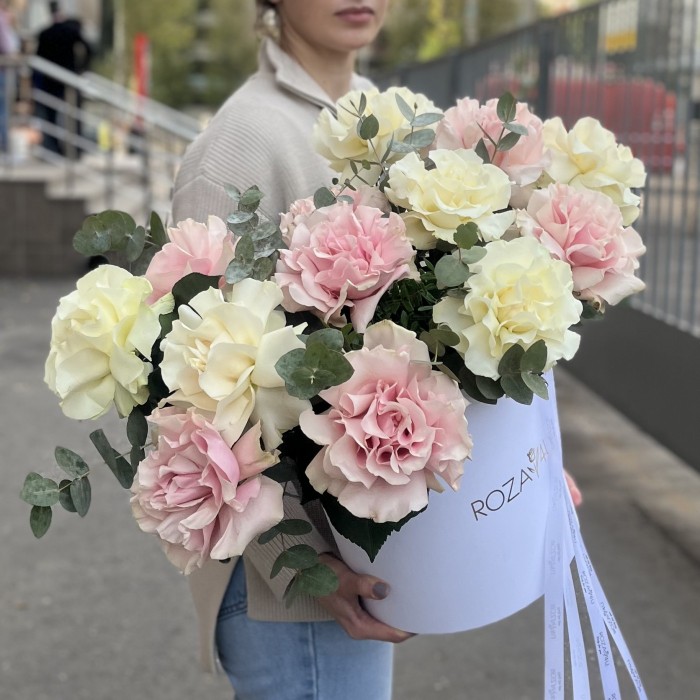 15 пышных розовых и белых роз Мондиаль с эвкалиптом в коробке