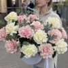 15 пышных розовых и белых роз Мондиаль с эвкалиптом в коробке