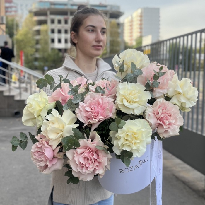 15 пышных розовых и белых роз Мондиаль с эвкалиптом в коробке