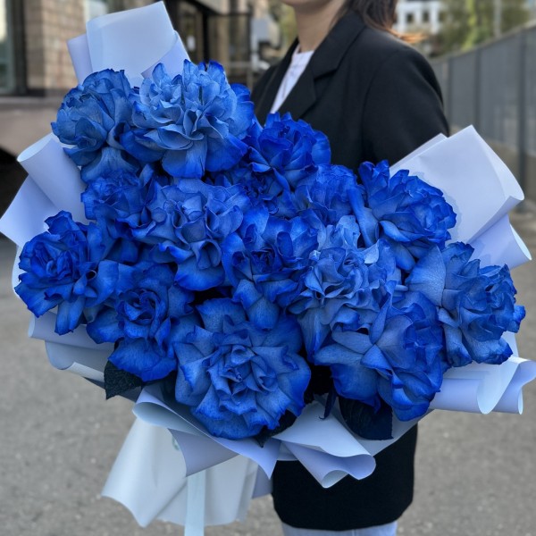 15 пышных синих роз