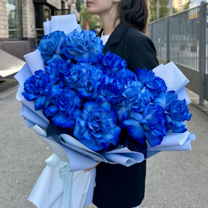 15 пышных синих роз