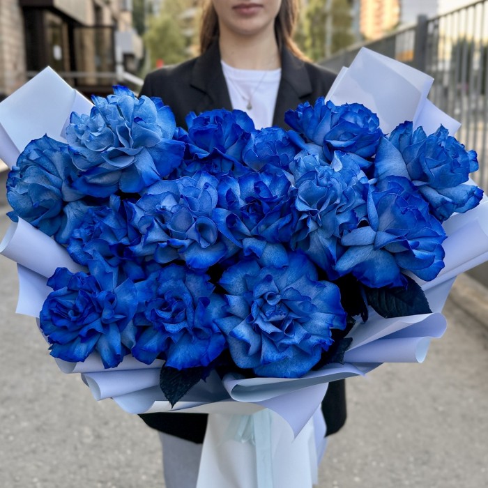 15 пышных синих роз