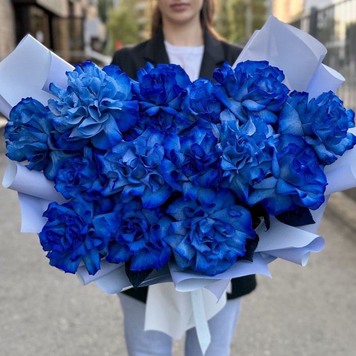 15 пышных синих роз