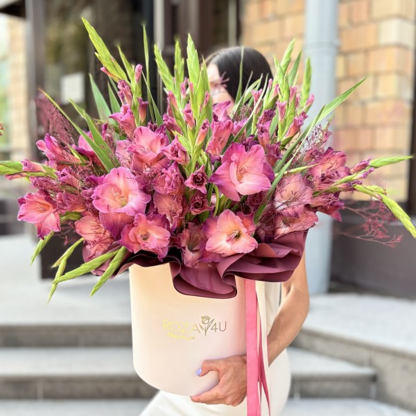 15 розово-фиолетовых гладиолусов в коробке