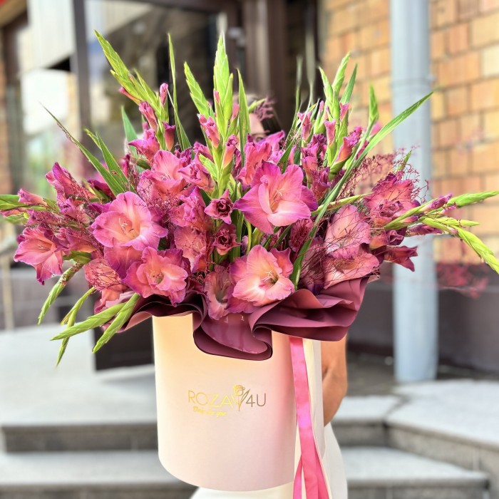 15 розово-фиолетовых гладиолусов в коробке