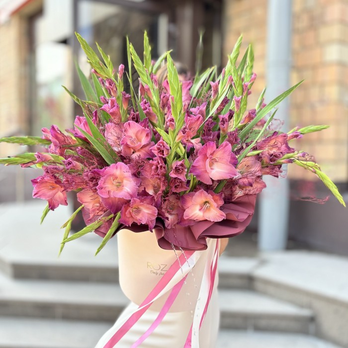 15 розово-фиолетовых гладиолусов в коробке