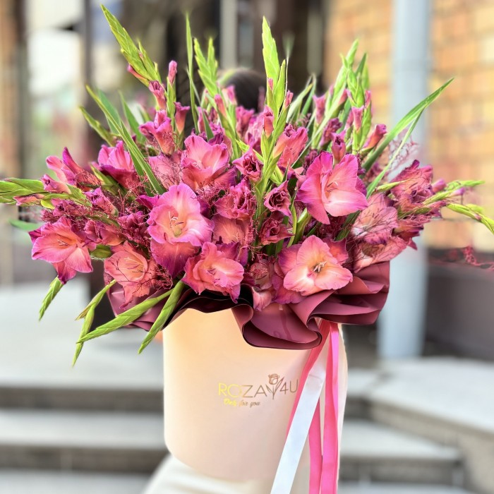 15 розово-фиолетовых гладиолусов в коробке