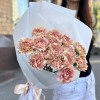 15 розово-персиковых гвоздик