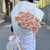15 розово-персиковых гвоздик