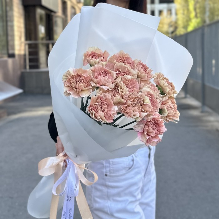 15 розово-персиковых гвоздик