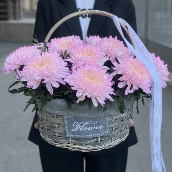 15 розовых хризантем Минка в корзине