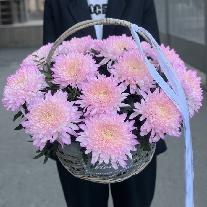 15 розовых хризантем Минка в корзине