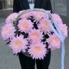 15 розовых хризантем Минка в корзине