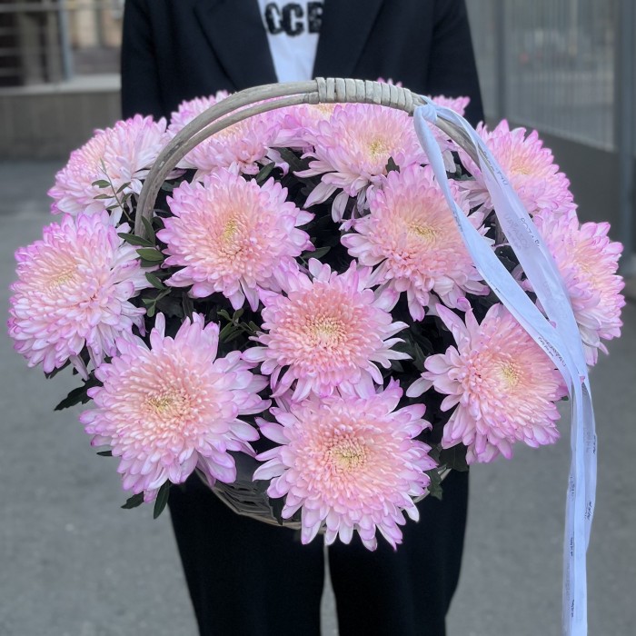 15 розовых хризантем Минка в корзине