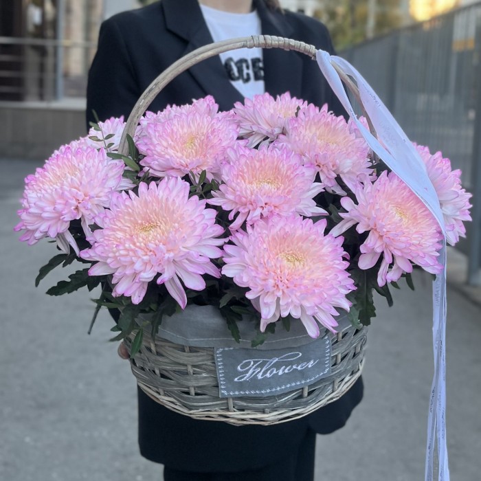 15 розовых хризантем Минка в корзине