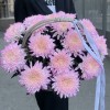 15 розовых хризантем Минка в корзине
