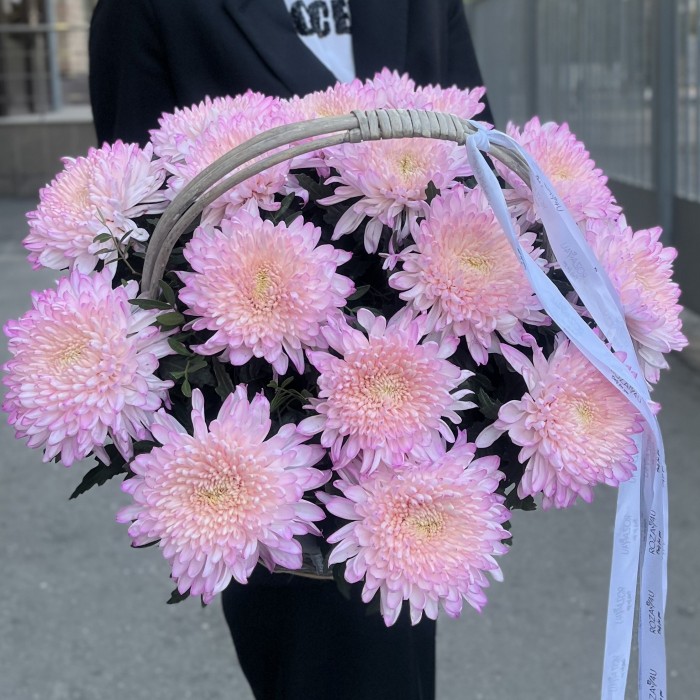 15 розовых хризантем Минка в корзине