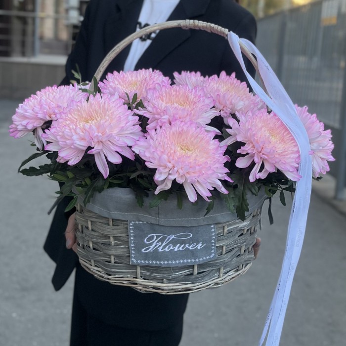 15 розовых хризантем Минка в корзине