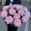 15 розовых хризантем Минка в корзине