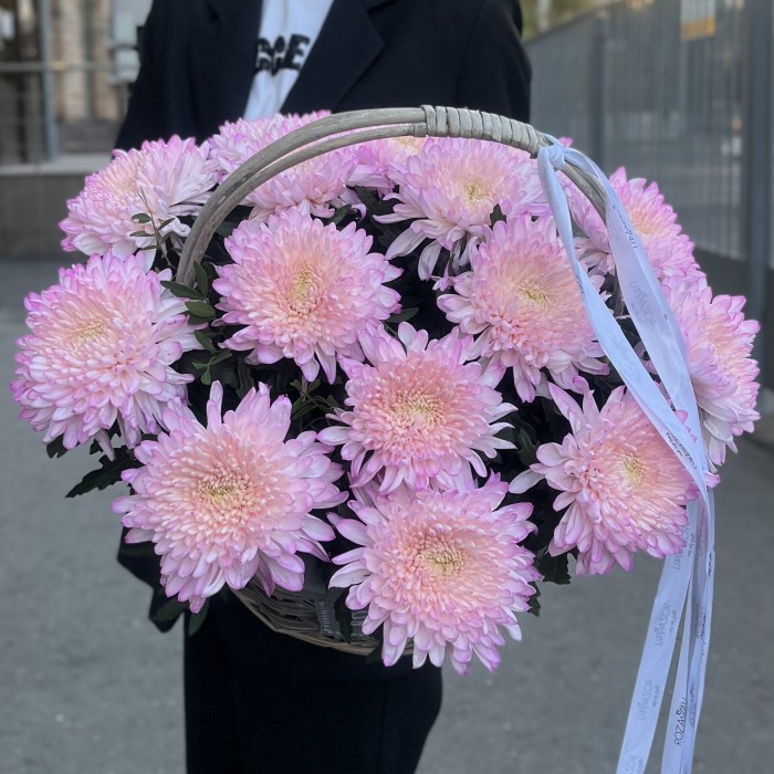 15 розовых хризантем Минка в корзине