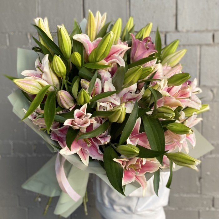 15 розовых лилий