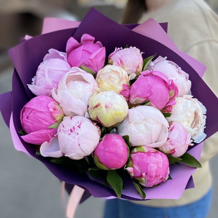 15 розовых пионов Микс в упаковке