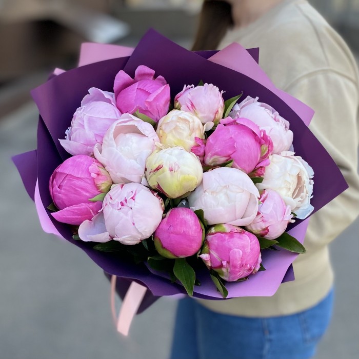 15 розовых пионов Микс в упаковке