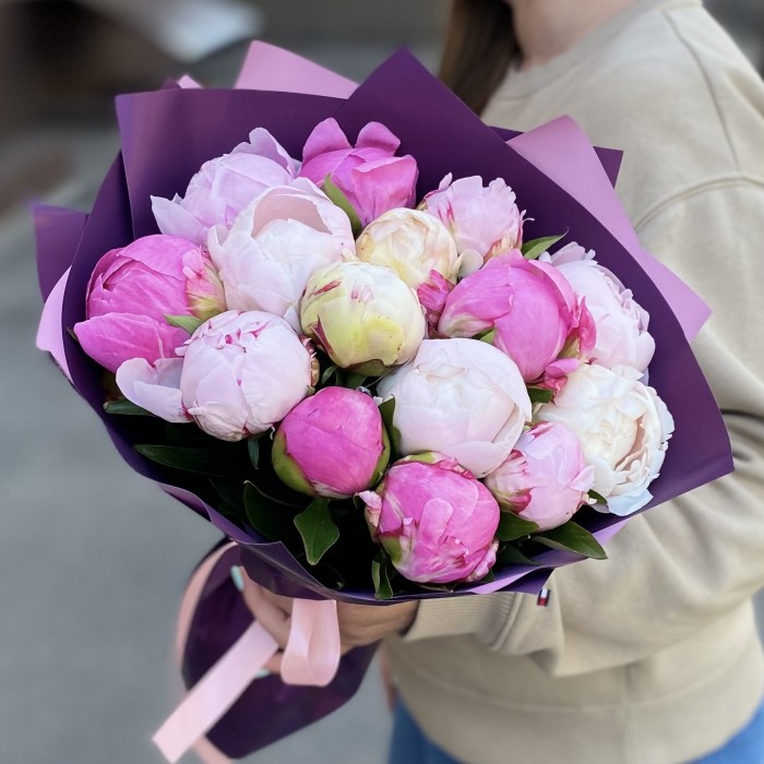 15 розовых пионов Микс в упаковке