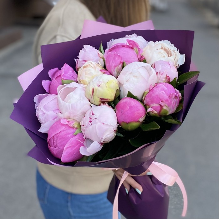 15 розовых пионов Микс в упаковке
