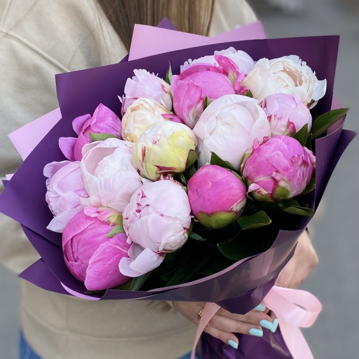 15 розовых пионов Микс в упаковке