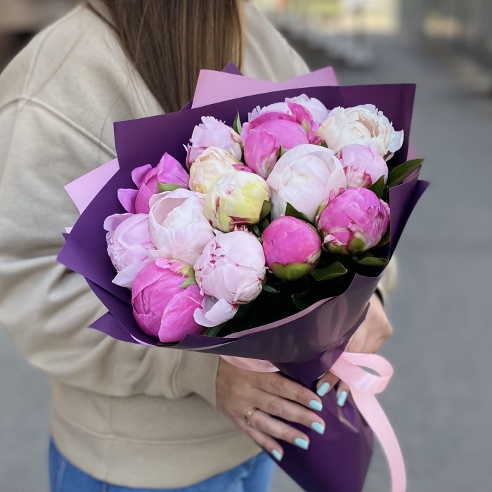 15 розовых пионов Микс в упаковке