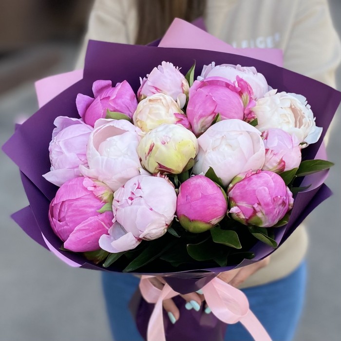 15 розовых пионов Микс в упаковке