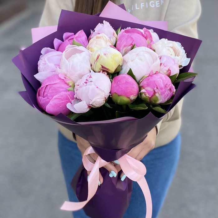 15 розовых пионов Микс в упаковке