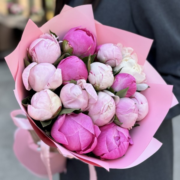 15 розовых пионов в упаковке