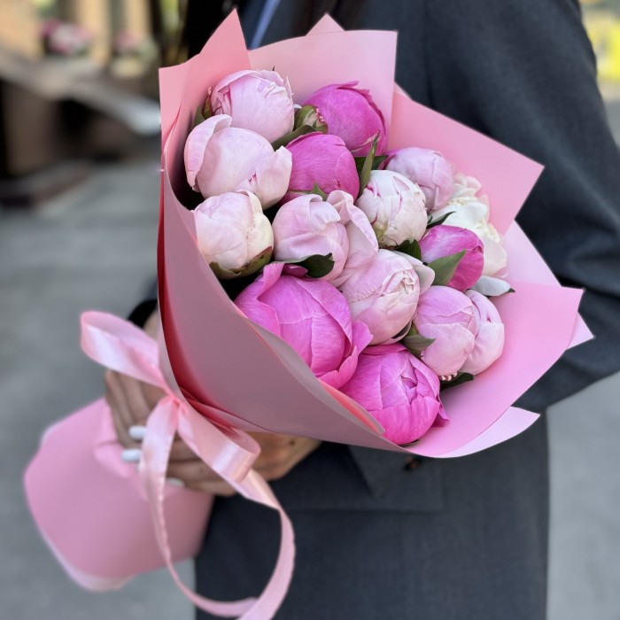 15 розовых пионов в упаковке