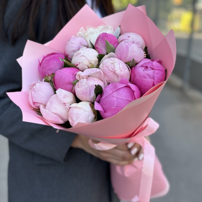 15 розовых пионов в упаковке