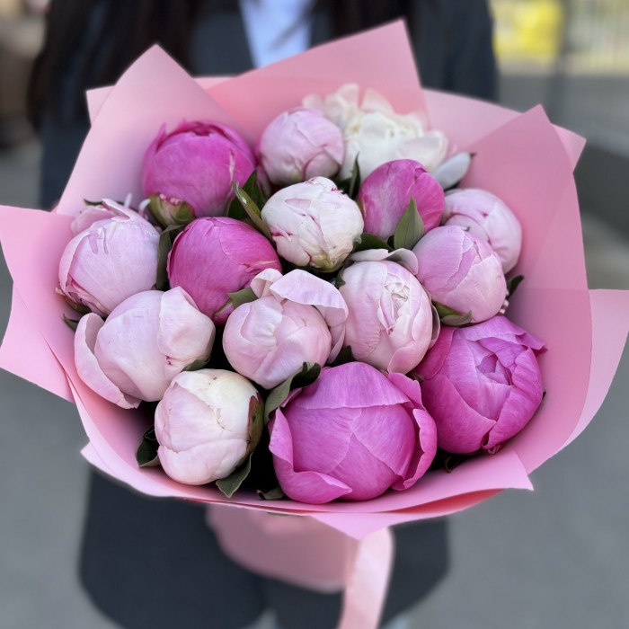 15 розовых пионов в упаковке