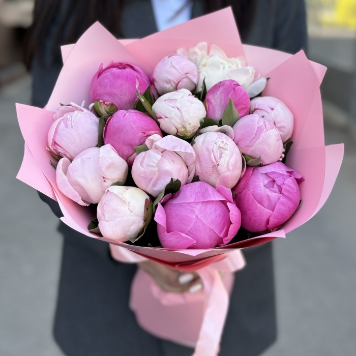 15 розовых пионов в упаковке
