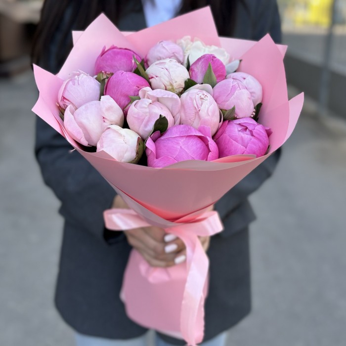 15 розовых пионов в упаковке