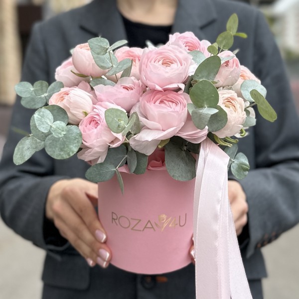 15 розовых ранункулюсов с эвкалиптом в коробке