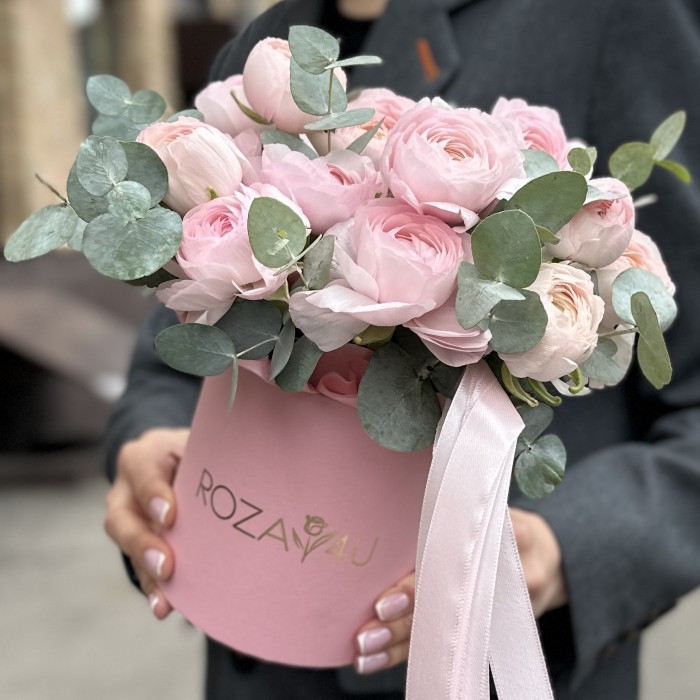 15 розовых ранункулюсов с эвкалиптом в коробке