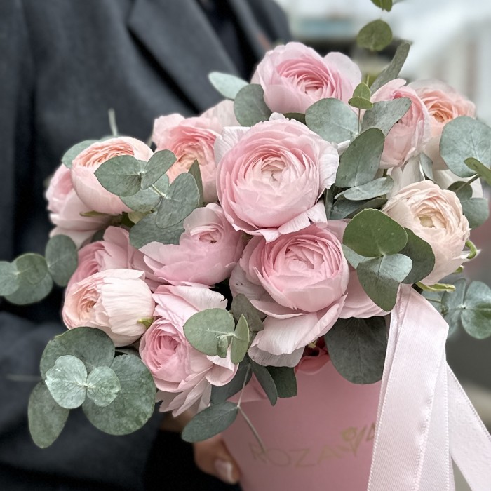 15 розовых ранункулюсов с эвкалиптом в коробке
